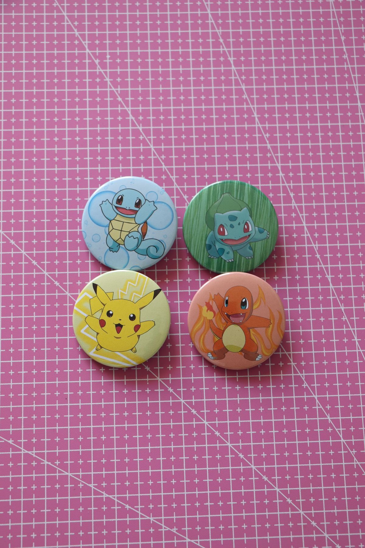 Pokemon Pİkachu Bulbasaur Squirtle Charmender 4lü Çanta Süsü Rozet-iğneli Buton Rozet Seti